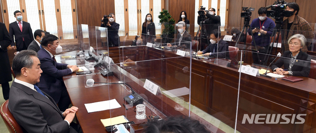 [서울=뉴시스]사진공동취재단 = 강경화 외교부 장관과 왕이 중국 외교부장이 26일 서울 종로구 외교부에서 회담에 앞서 인사말을 하고 있다. 2020.11.26. photo@newsis.com