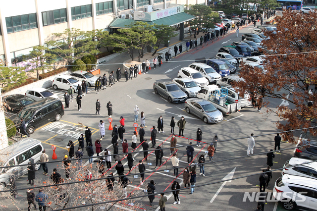 [서울=뉴시스]26일 서울 동작구청 광장에 마련된 워킹스루형 현장 선별진료소를 찾은 시민들이 신종 코로나바이러스 감염증(코로나19) 검사를 받기 위해 줄을 서고 있다. 동작구는 지역 내 동시다발적인 코로나19 감염 확산을 차단하고자 오는 27일까지 동작구청 광장에 워킹스루형 현장 선별진료소를 운영한다. 검사대상은 노량진 일대 이용자와 주민이다. (사진=동작구 제공) 2020.11.26.photo@newsis.com
