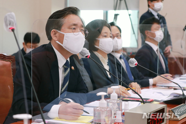 [서울=뉴시스] 전진환 기자 = 성윤모 산업통상자원부 장관이 26일 오전 서울 여의도 국회에서 열린 산업통상자원중소벤처기업위원회 전체회의에서 질의에 답하고 있다. (공동취재사진) 2020.11.25. photo@newsis.com