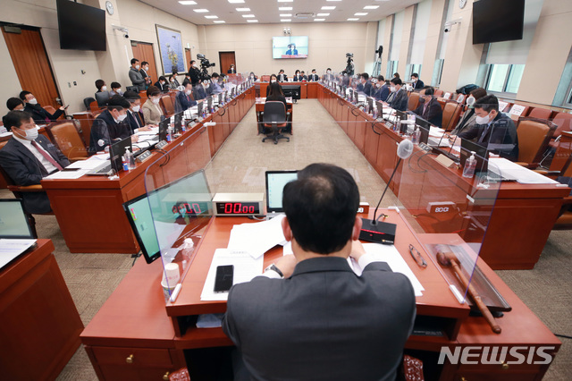 [서울=뉴시스] 전진환 기자 =26일 오전 서울 여의도 국회에서 산업통상자원중소벤처기업위원회 전체회의가 열리고 있다. (공동취재사진) 2020.11.25. photo@newsis.com