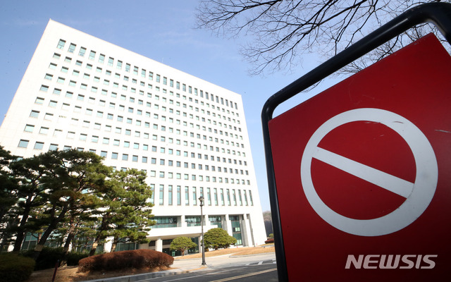 [서울=뉴시스] 고범준 기자 = 윤석열 검찰총장이 추미애 법무부 장관의 직무집행정지 명령의 효력을 정지해 달라는 가처분 신청을 지난 25일 서울행정법원에 접수한 26일 오전 서울 서초구 대검찰청에 긴장감이 흐르고 있다. 대검찰청 중간간부들은 추미애 장관의 윤석열 검찰총장에 대한 직계청구 및 직무집행정지가 위법, 부당하다는 입장을 밝혔다. 한편 법무부는 추 장관이 검사징계법에 따라 윤 총장에 대한 징계심의 기일을 다음달 2일로 정했다고 밝혔다. 2020.11.26.&nbsp; bjko@newsis.com