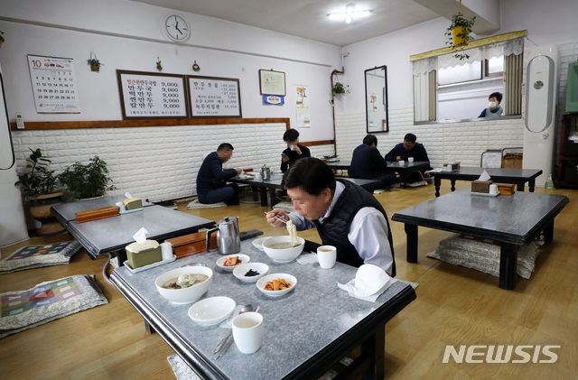 [서울=뉴시스] 이영환 기자 = 26일 오후 서울 시내의 한 식당이 점심시간에도 한적한 모습을 보이고 있다. 식당 주인은 "점심시간에 늘 북적였는데 코로나19 여파로 손님이 갈수록 줄어들고 있다"고 전했다. 2020.11.26.&nbsp; 20hwan@newsis.com