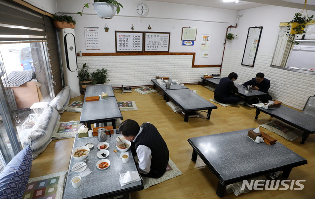 [서울=뉴시스] 이영환 기자 = 26일 오후 서울 시내의 한 식당이 점심시간에도 한적한 모습을 보이고 있다. 식당 주인은 "점심시간에 늘 북적였는데 코로나19 여파로 손님이 갈수록 줄어들고 있다"고 전했다. 2020.11.26.&nbsp; 20hwan@newsis.com