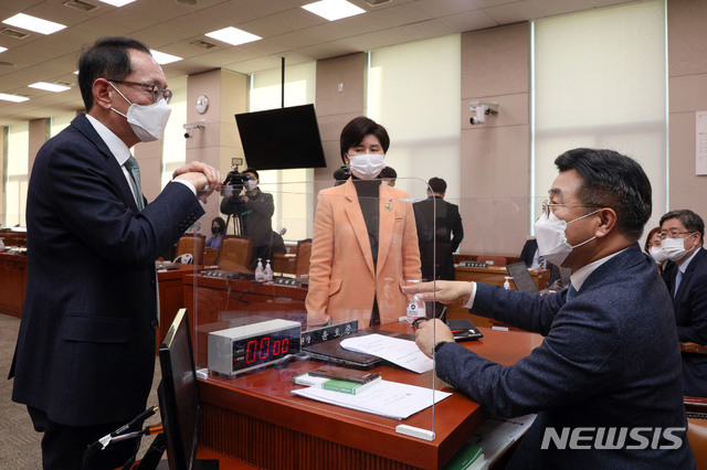 [서울=뉴시스] 최동준 기자 = 윤호중 법제사법위원장과 백혜련 더불어민주당 간사, 김도읍 국민의힘 간사가 26일 서울 여의도 국회에서 열린 법사위 전체회의에서 대화를 하고 있다. (공동취재사진) 2020.11.26. photo@newsis.com