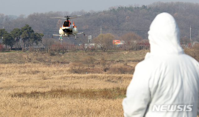 [청주=뉴시스]강종민 기자 = 농림축산식품부가 조류인플루엔자(AI) 방역을 위해 기존 소독장비 외에 무인 방제헬기 등을 추가 투입한 가운데 26일 오전 무인 방제헬기가 충북 청주 무심천에서 AI 방제작업을 벌이고 있다. 2020.11.26.&nbsp; ppkjm@newsis.com