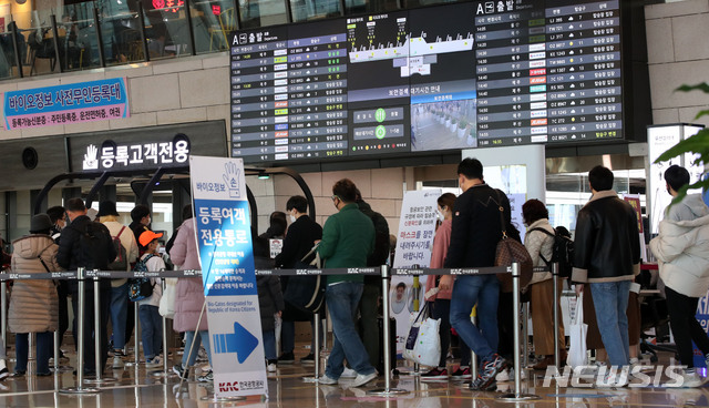 [서울=뉴시스] 박주성 기자 = 수도권을 중심으로 한 신종 코로나바이러스 감염증(코로나19) 확산세가 이어지고 있는 가운데 26일 오후 제주로 가는 탑승객들이 서울 강서구 김포국제공항 국내선 출국장으로 들어서고 있다. 25일 제주도관광협회에 따르면 11월 제주 내국인 관광객 수는 지난 22일 기준 88만8138명으로 집계됐다. 이는 지난해 같은기간 88만426명보다 0.9% 많은 수준이다. 특히 주말에는 지난 추석과 한글날 연휴보다 더 많은 관광객이 제주를 방문한 것으로 나타났다. 2020.11.26.&nbsp; park7691@newsis.com