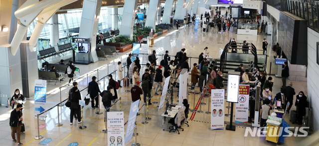 [서울=뉴시스] 박주성 기자 = 사진은 김포공항 국내선 출발장의 모습. 2021.04.14. park7691@newsis.com