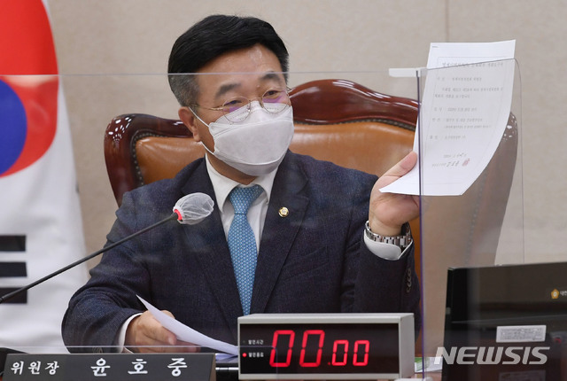 [서울=뉴시스] 최동준 기자 = 국회 법제사법위원회 윤호중 위원장이 26일 서울 여의도 국회에서 열린 법사위원회 전체회의에서 법사위 개회요구서 접수안내문을 보이며 발언하고 있다. (공동취재사진) 2020.11.26. photo@newsis.com