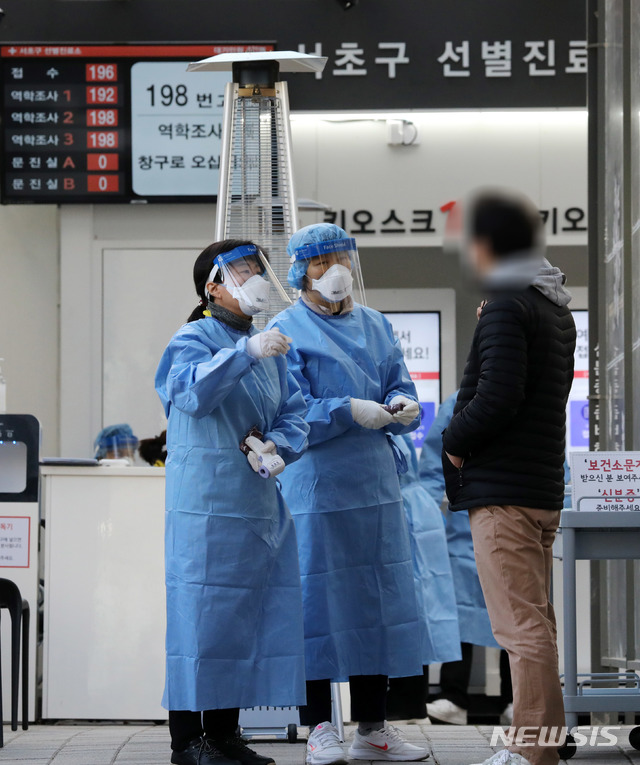 [서울=뉴시스] 고범준 기자 = 의료진이 26일 오후 서울 서초구 서초보건소에 마련된 신종 코로나바이러스 감염증(코로나19) 선별진료소에서 시민들에게 검사 안내를 하고 있다. 2020.11.26.&nbsp; bjko@newsis.com
