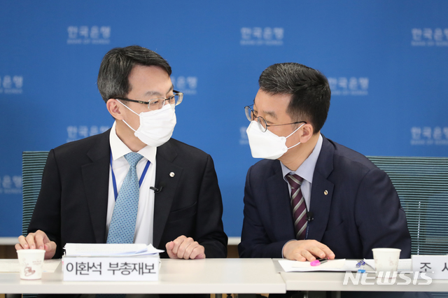 [서울=뉴시스]이환석 한국은행 부총재보와 김웅 조사국장이 26일 오후 서울 중구 한국은행에서 2020년 11월 경제전망 설명회에 앞서 이야기를 나누고 있다. (사진=한국은행 제공) 2020.11.26.photo@newsis.com