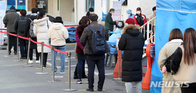 [서울=뉴시스] 이영환 기자 = 583명의 신종 코로나바이러스 감염증(코로나19) 확진자가 발생한 26일 오후 서울 동작구청 주차장에 마련된 코로나19 선별진료소에서 시민들이 검사를 위해 대기하고 있다. 2020.11.26. 20hwan@newsis.com