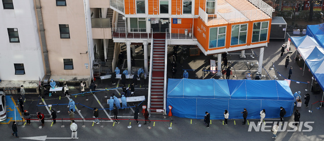 [서울=뉴시스] 이영환 기자 = 지난 26일 오후 서울 동작구청 주차장에 마련된 코로나19 선별진료소에서 시민들이 검사를 위해 대기하고 있다. 2020.11.26.&nbsp; 20hwan@newsis.com