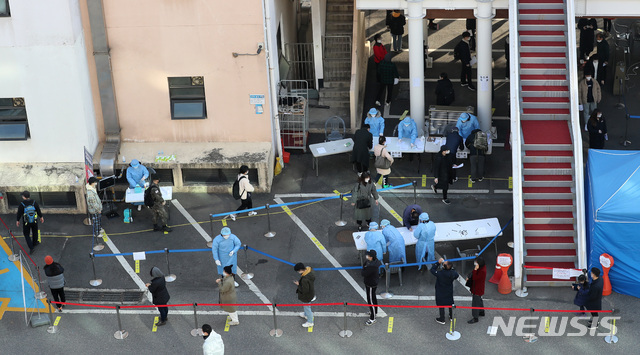 [서울=뉴시스] 이영환 기자 = 583명의 신종 코로나바이러스 감염증(코로나19) 확진자가 발생한 26일 오후 서울 동작구청 주차장에 마련된 코로나19 선별진료소에서 시민들이 검사를 위해 대기하고 있다. 2020.11.26.&nbsp; 20hwan@newsis.com