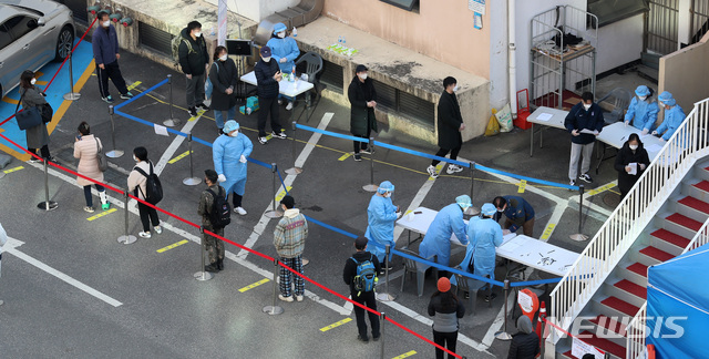 [서울=뉴시스] 이영환 기자 = 583명의 신종 코로나바이러스 감염증(코로나19) 확진자가 발생한 26일 오후 서울 동작구청 주차장에 마련된 코로나19 선별진료소에서 시민들이 검사를 위해 대기하고 있다. 2020.11.26.&nbsp;&nbsp; 20hwan@newsis.com