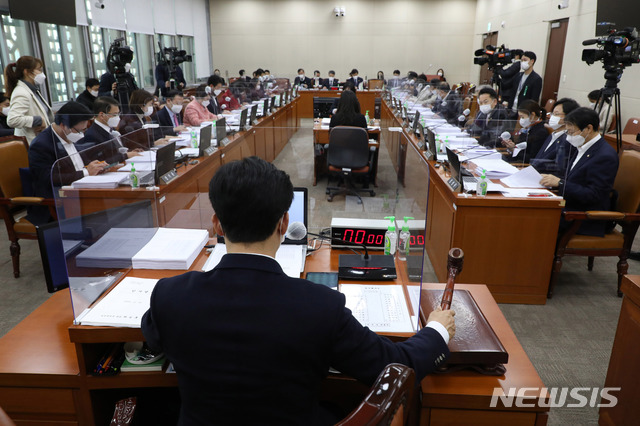 [서울=뉴시스] 전진환 기자 =  26일 서울 여의도 국회에서 열린 보건복지위원회 전체회의에서 김민석 위원장이 법률안을 의결하며 의사봉을 두드리고 있다.  (공동취재사진) 2020.11.26. photo@newsis.com