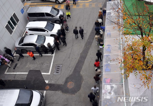 [부산=뉴시스] 하경민 기자 = 부산지역에 신종 코로나바이러스 감염증(코로나19) 확진자가 급증하고 있는 가운데 26일 오전 부산진구보건소 선별진료소를 찾은 시민들이 코로나19 진단검사를 받기 위해 길게 줄을 선 채 차례를 기다리고 있다. 2020.11.26.&nbsp; yulnetphoto@newsis.com