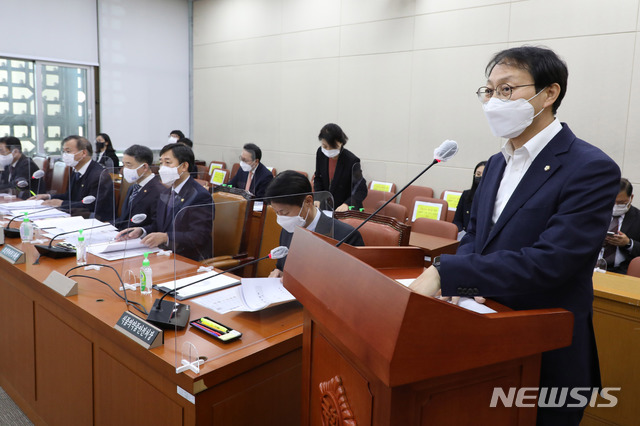 [서울=뉴시스] 전진환 기자 =  26일 서울 여의도 국회에서 열린 보건복지위원회 전체회의에서 김성주 제2법안소위원장이 법안심사 결과를 보고하고 있다.   (공동취재사진) 2020.11.26. photo@newsis.com