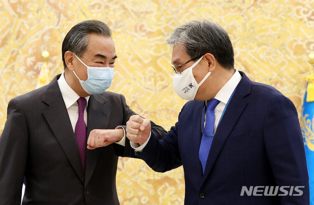 [서울=뉴시스]추상철 기자 = 왕이(王毅) 중국 외교담당 국무위원 겸 외교부장이 26일 오후 청와대에서 문재인 대통령을 예방하기에 앞서 노영민 대통령 비서실장과 인사하고 있다. 2020.11.26. scchoo@newsis.com