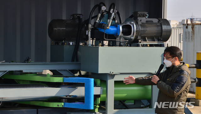 [목포=뉴시스] 변재훈 기자 = 사회적 참사 특별조사위원회가 26일 오후 전남 목포시 달동 목포신항만에서 세월호 침몰 원인이 선체 내부에 있다는 핵심 증거로 꼽히는 '솔레노이드 밸브 고착' 관련 실증 실험 결과를 발표하고 있다. 2020.11.26. wisdom21@newsis.com