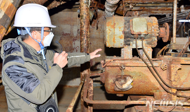 [목포=뉴시스] 변재훈 기자 = 사회적 참사 특별조사위원회 관계자가 26일 오후 전남 목포시 달동 목포신항만에 거치된 세월호 선체 내 타기 장치 주변에서 참사 당시 조타 경위 등을 설명하고 있다. 2020.11.26.&nbsp; wisdom21@newsis.com