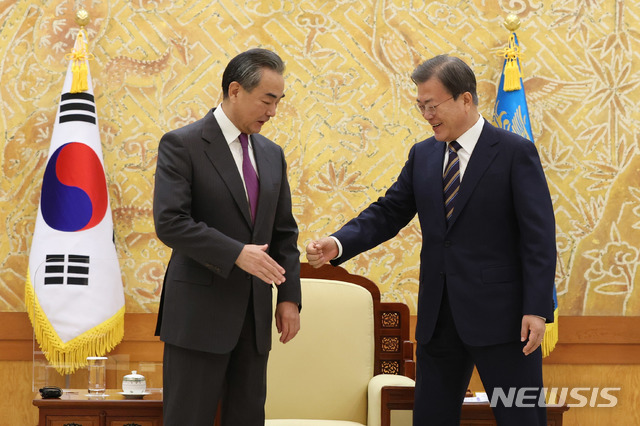 [서울=뉴시스]추상철 기자 =문재인 대통령이 26일 오후 청와대에서 왕이(王毅) 중국 외교담당 국무위원 겸 외교부장과 인사하고 있다. 코로나19 방역에 따른 의전 계획에 따라 계획에 없던 악수라 왕이 외교부장이 잠시 머뭇거리고 있다. 2020.11.26. scchoo@newsis.com