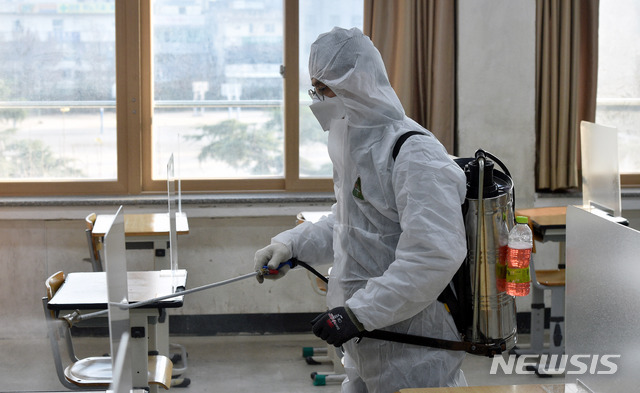 [대구=뉴시스] 이무열 기자 = 2021학년도 대학수학능력시험을 일주일 앞둔 26일 오후 코로나19 감염 방지 칸막이를 설치한 대구의 한 고등학교 시험장에서 방역작업이 이뤄지고 있다. 2020.11.26. lmy@newsis.com