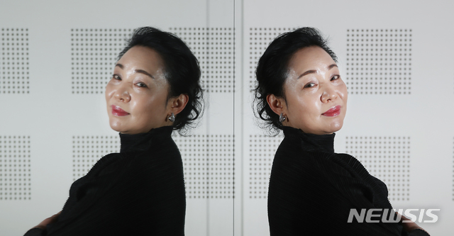 [서울=뉴시스] 조수정 기자 = 국립창극단 '트로이의 여인들' 배우 김금미가 25일 오후 서울 중구 장충동 국립극장 연습실에서 뉴시스와 인터뷰에 앞서 포즈를 취하고 있다. 2020.11.28. chocrystal@newsis.com