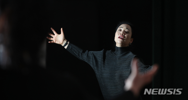 [서울=뉴시스] 조수정 기자 = 국립창극단 '트로이의 여인들' 배우 김금미가 25일 오후 서울 중구 장충동 국립극장 연습실에서 뉴시스와 인터뷰에 앞서 연습을 하고 있다. 2020.11.28. chocrystal@newsis.com