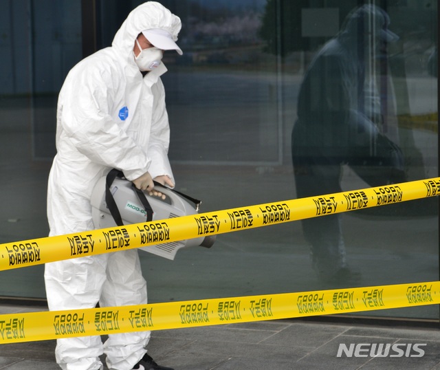 [진주=뉴시스] 진주시보건소 코로나19 방역모습. 11.27 (사진 = 뉴시스DB) <사진은 기사내용과 직접 관련 없습니다>