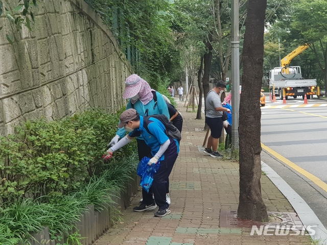 [서울=뉴시스] 서울 중구에서 발달장애인을 위한 사회적 일자리 사업을 진행하는 모습. (사진=중구 제공) 2020.11.27. photo@newsis.com **위 사진은 기사 내용과 직접적인 관련이 없음