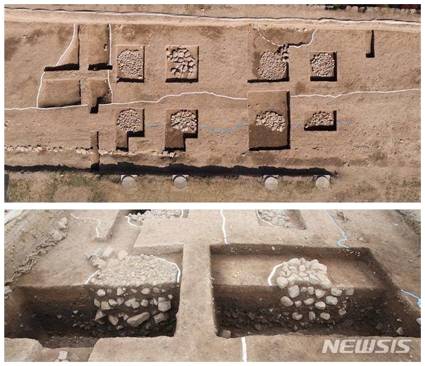[서울=뉴시스]통일신라 시대 적심건물지 전경과 토층 세부(사진=문화재청 제공)2020.11.27 photo@newsis.com
