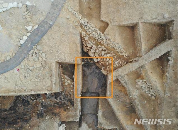 [서울=뉴시스]월성 서성벽 인골 출토 지점(사진=문화재청 제공)2020.11.27 photo@newsis.com