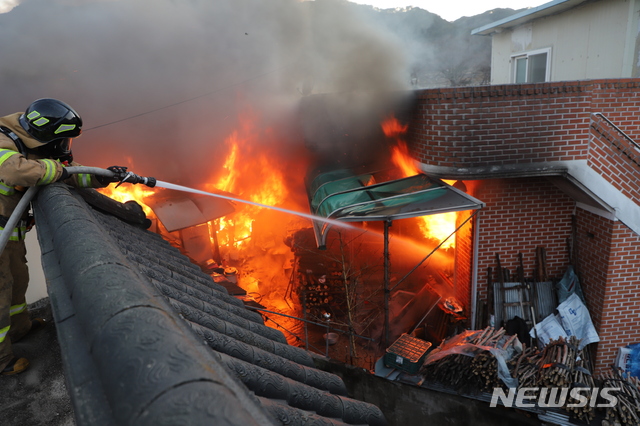 [원주=뉴시스] 단독주택 화목보일러 화재 진화. (사진=뉴시스 DB). photo@newsis.com 