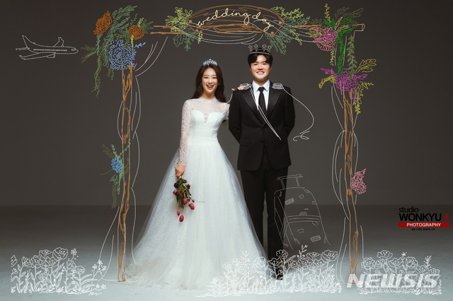 [서울=뉴시스] 프로야구 SK 와이번스 박슬기 매니저와 치어리더 이미래 결혼. (사진 = SK 와이번스 제공)