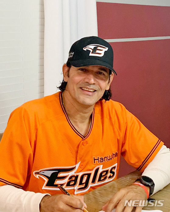 [서울=뉴시스] 한화 이글스 새 사령탑으로 선임된 카를로스 수배로 감독. (사진 = 한화 이글스 제공)