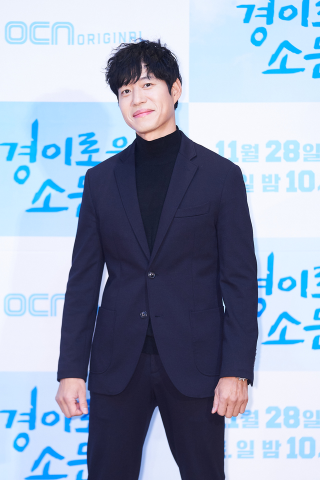 [서울=뉴시스] 27일 오후 진행된 OCN 새 주말극 '경이로운 소문' 온라인 제작발표회에 참석한 배우 유준상 (사진 = OCN) photo@newsis.com