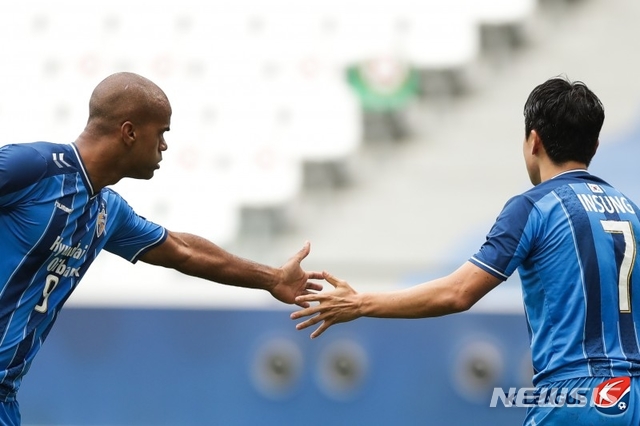 [서울=뉴시스] 울산 현대 주니오와 김인성이 또 승리를 합작했다. (사진=프로축구연맹 제공)