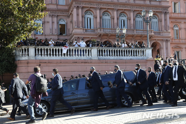 [부에노스아이레스= AP/뉴시스]&nbsp; 대통령궁 앞에서 26일 (현지시간) 팬들과 작별의 시간을 보낸 뒤 장지로 향하는 마라도나의 운구차량.&nbsp;&nbsp;&nbsp; 