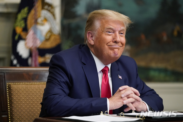 [워싱턴=AP/뉴시스]도널드 트럼프 미국 대통령이 26일(현지시간) 추수감사절을 맞아 백악관에서 군 관계자들과 화상 회의를 하고 있다. 2020.11.27.