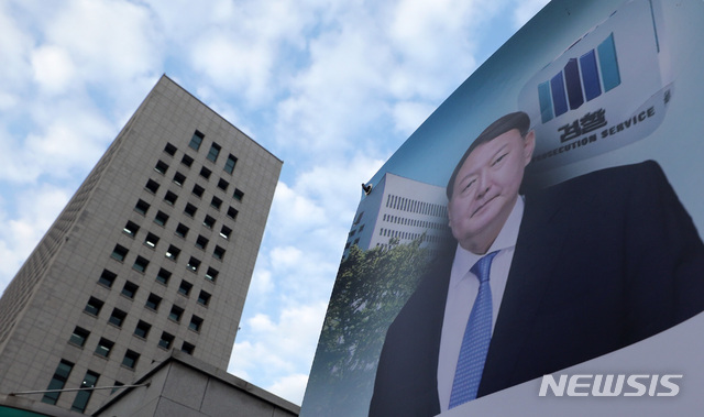 [서울=뉴시스] 이영환 기자 = 추미애 법무부장관이 윤석열 검찰총장에 대한 징계 청구와 직무집행 정지 명령을 내린지 사흘 지난 27일 오전 서울 서초구 대검찰청이 보이고 있다. 2020.11.27. 20hwan@newsis.com