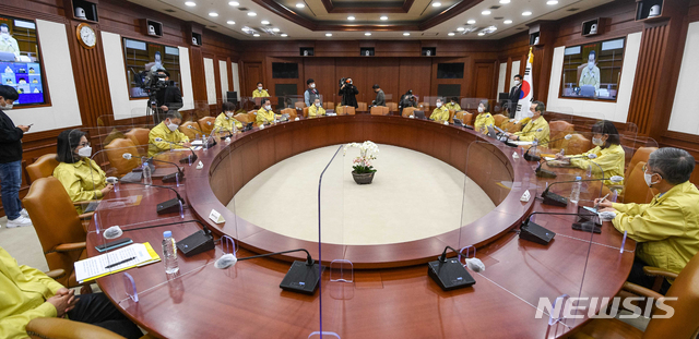 [서울=뉴시스]김명원 기자 = 정세균 국무총리가 27일 오전 서울 종로구 정부서울청사에서 열린 코로나19 대응 재난안전대책본부(중대본) 회의에 참석해 발언하고 있다. (공동취재사진) 2020.11.27. photo@newsis.com