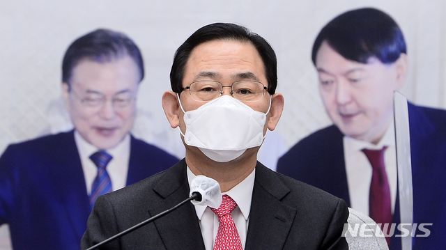 [서울=뉴시스]최동준 기자 = 주호영 국민의힘 원내대표가 27일 오전 서울 여의도 국회에서 열린 원내대표단회의에 참석, 발언하고 있다. (사진=공동취재사진) 2020.11.27. photo@newsis.com