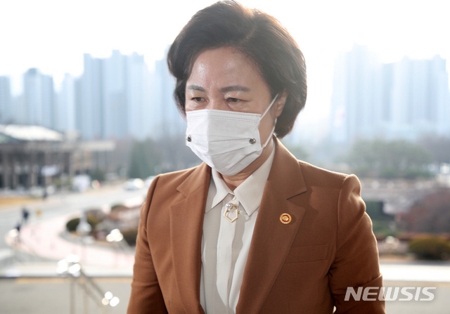 [과천=뉴시스]김선웅 기자 = 추미애 법무부장관이 27일 오전 경기 과천시 정부과천청사 법무부로 출근하고 있다. 2020.11.27.&nbsp; mangusta@newsis.com