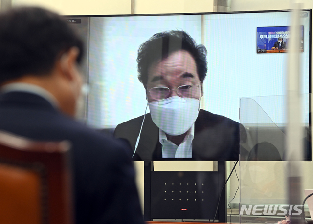 [서울=뉴시스]최동준 기자 = 이낙연 더불어민주당 대표가 27일 오전 서울 여의도 국회에서 열린 최고위원회의에서 화상으로 참석해 모두발언을 하고 있다. (사진=공동취재사진) 2020.11.27.photo@newsis.com