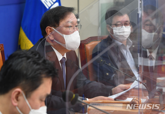 [서울=뉴시스]최동준 기자 = 김태년 더불어민주당 원내대표가 27일 오전 서울 여의도 국회에서 열린 최고위원회의에서 모두발언을 하고 있다. (사진=공동취재사진) 2020.11.27.photo@newsis.com