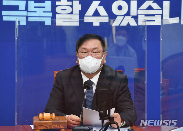 [서울=뉴시스]최동준 기자 = 김태년 더불어민주당 원내대표가 27일 오전 서울 여의도 국회에서 열린 최고위원회의에서 모두발언을 하고 있다. (사진=공동취재사진) 2020.11.27. photo@newsis.com