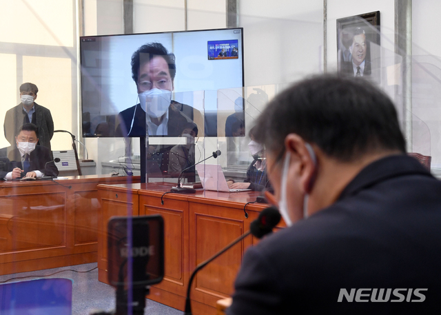 [서울=뉴시스]최동준 기자 = 이낙연 더불어민주당 대표가 27일 오전 서울 여의도 국회에서 열린 최고위원회의에 화상으로 참석해 모두발언을 하고 있다. (사진=공동취재사진) 2020.11.27. photo@newsis.com