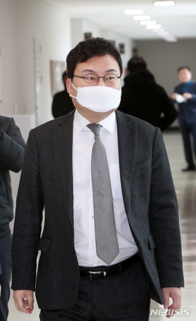 [전주=뉴시스] 김얼 기자 = 이상직 의원의 공직선거법 위반 등 처벌에 대한 법률 위반 공판이 열린 27일 전북 전주시 전주지방법원을 찾은 이상직 의원이 법정으로 들어서고 있다. 2020.11.27.pmkeul@newsis.com