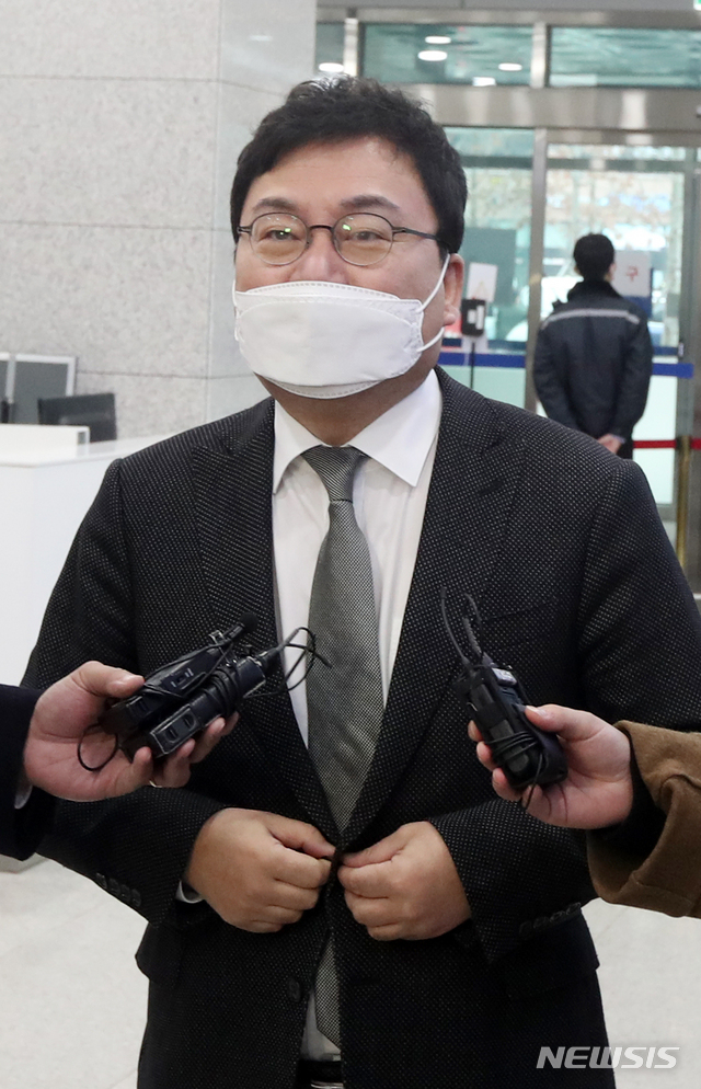 [전주=뉴시스] 김얼 기자 = 이상직 의원의 공직선거법 위반 등 처벌에 대한 법률 위반 공판이 열린 27일 전북 전주시 전주지방법원을 찾은 이상직 의원이 법정으로 들어서기 전 기자들의 질의에 답변하고 있다. 2020.11.27.pmkeul@newsis.com