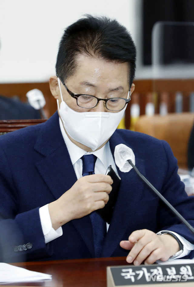 [서울=뉴시스] 최동준 기자 = 박지원 국정원장이 27일 서울 여의도 국회에서 열린 정보위원회 전체회의에서 수첩을 꺼내고 있다. 2020.11.27.&nbsp; photocdj@newsis.com